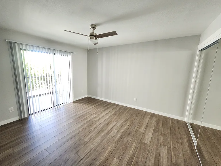 1520 Freeman Ave — Photo 8