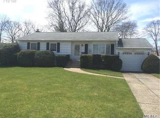 135 Wagon Ln, Centereach, NY 11720