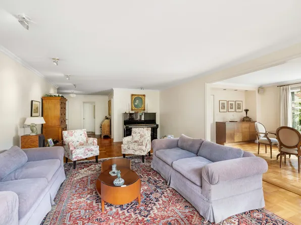 1050 5th Avenue 4D image 2 of 9