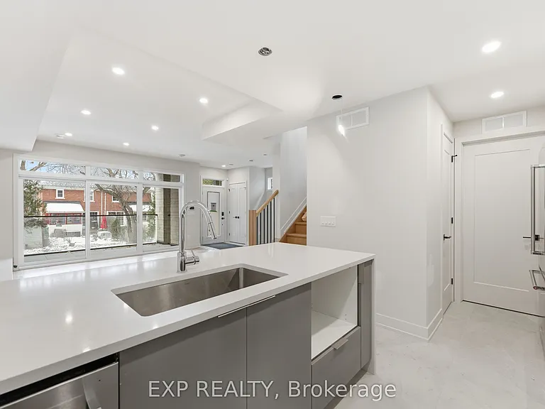 512 Roosevelt Ave #B — Photo 6