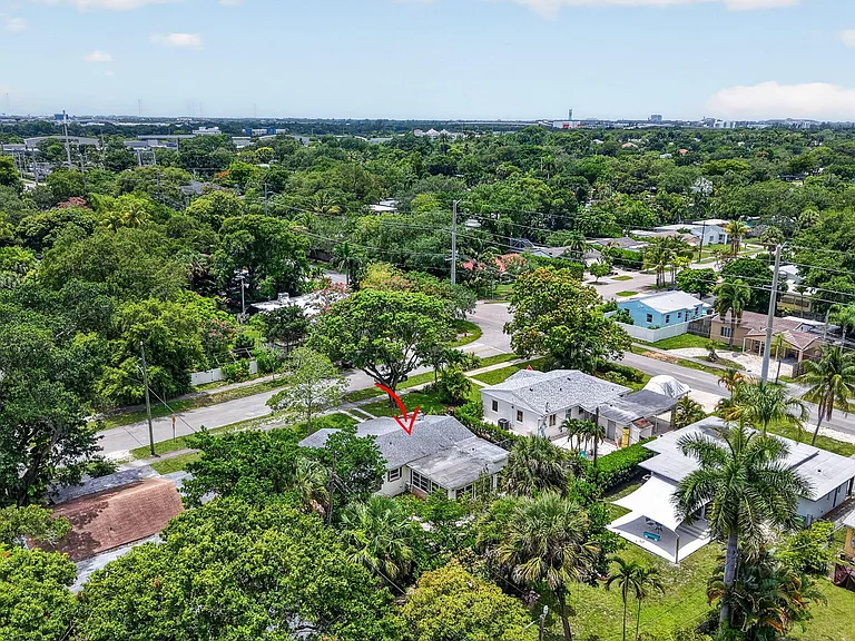 841 SW 18th Ct — Photo 3