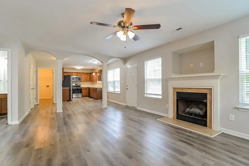 4 bed, 2.5 bath, 2400 sqft, $2,385 — Photo 4