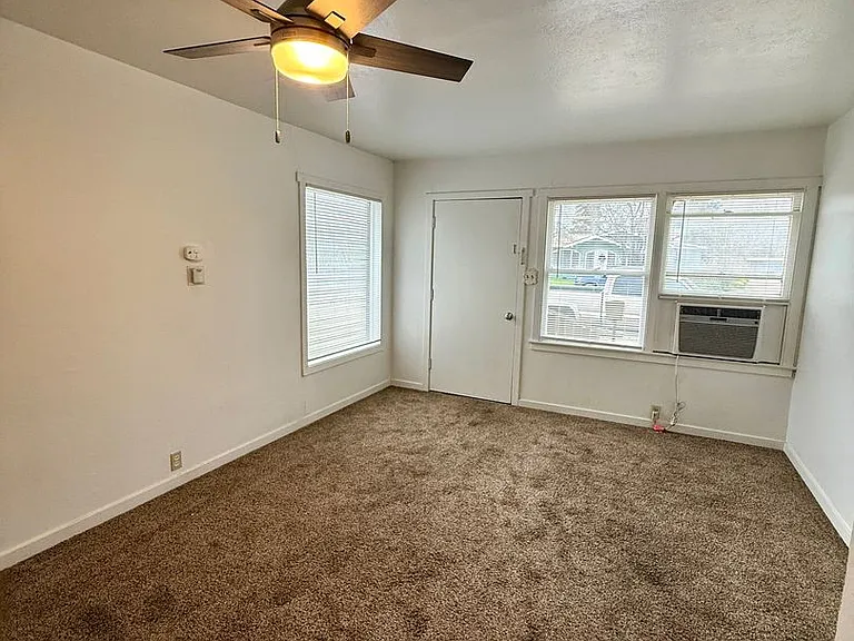 462 S Shasta St — Photo 3
