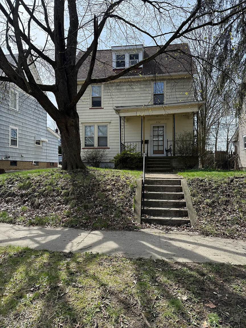 392 Lindenwood Ave photo 1