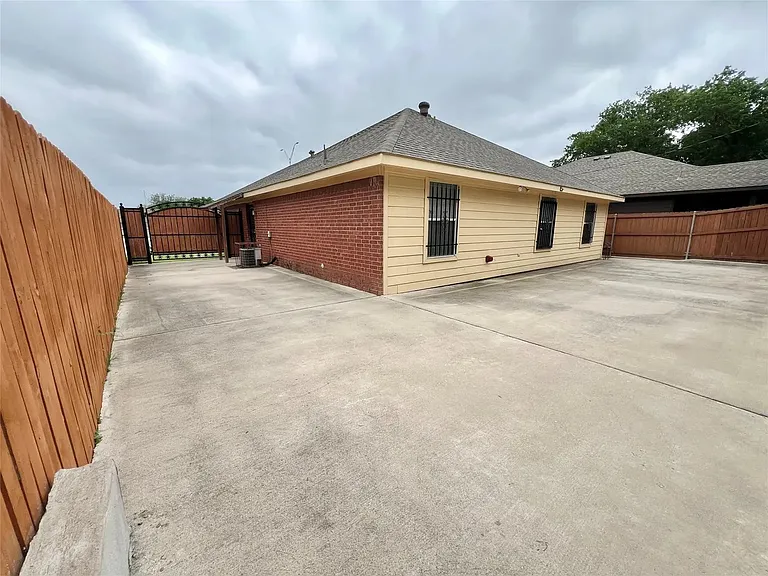 1408 California Pkwy N — Photo 13