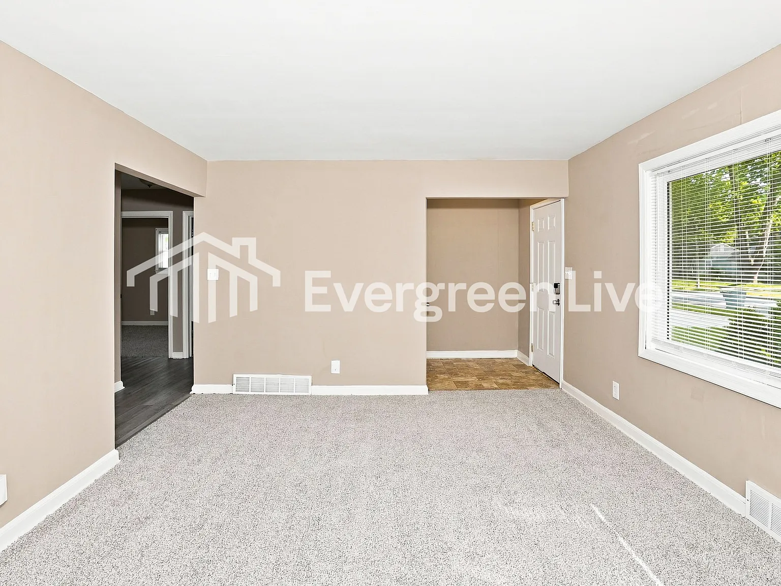 2 bed, 1.0 bath, 976 sqft, $1,545 — Photo 2