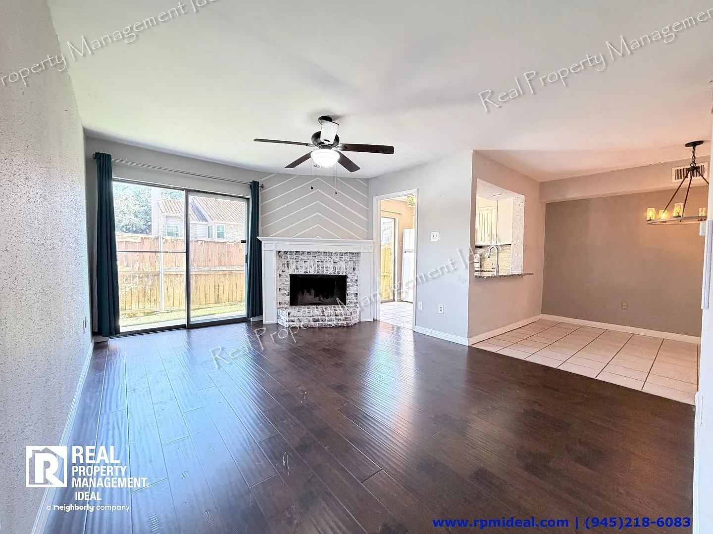 2 bed, 1.5 bath, 922 sqft, $1,299 — Photo 3