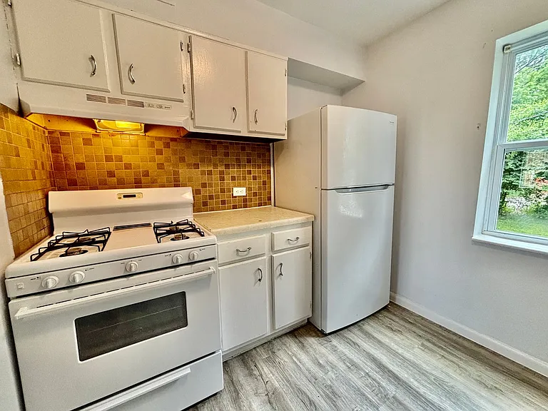 82 West — Photo 6