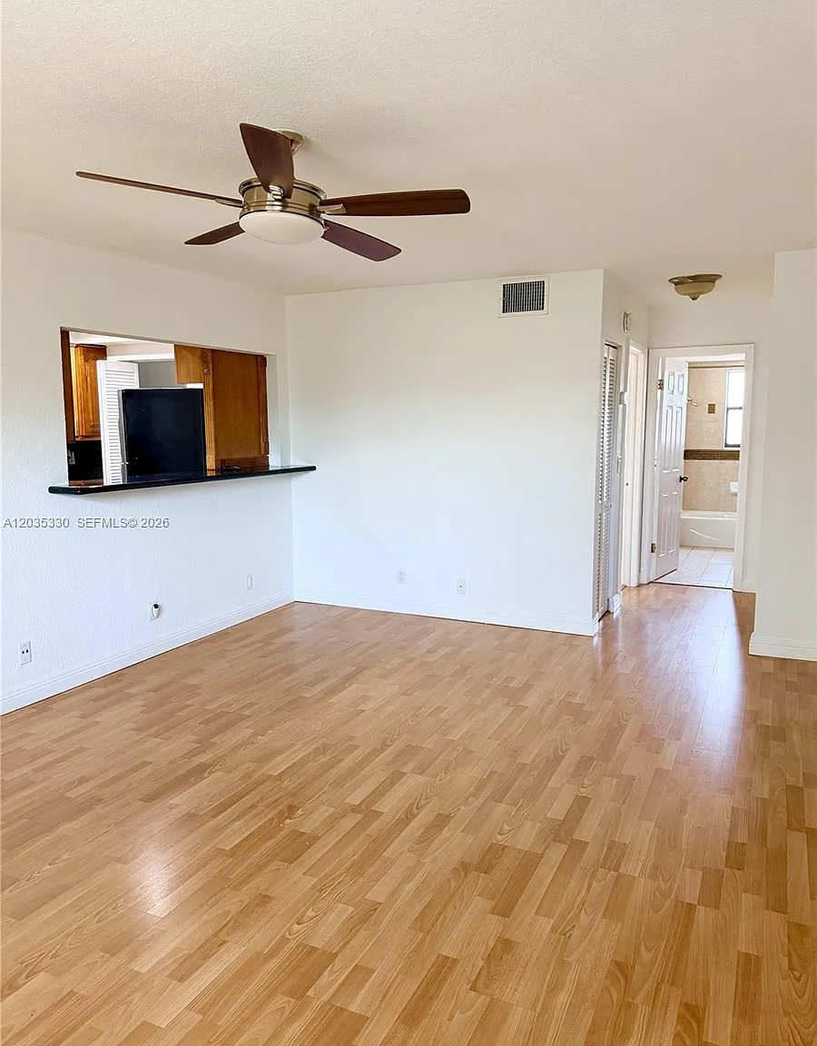 Palm Village Club Condo — Photo 4