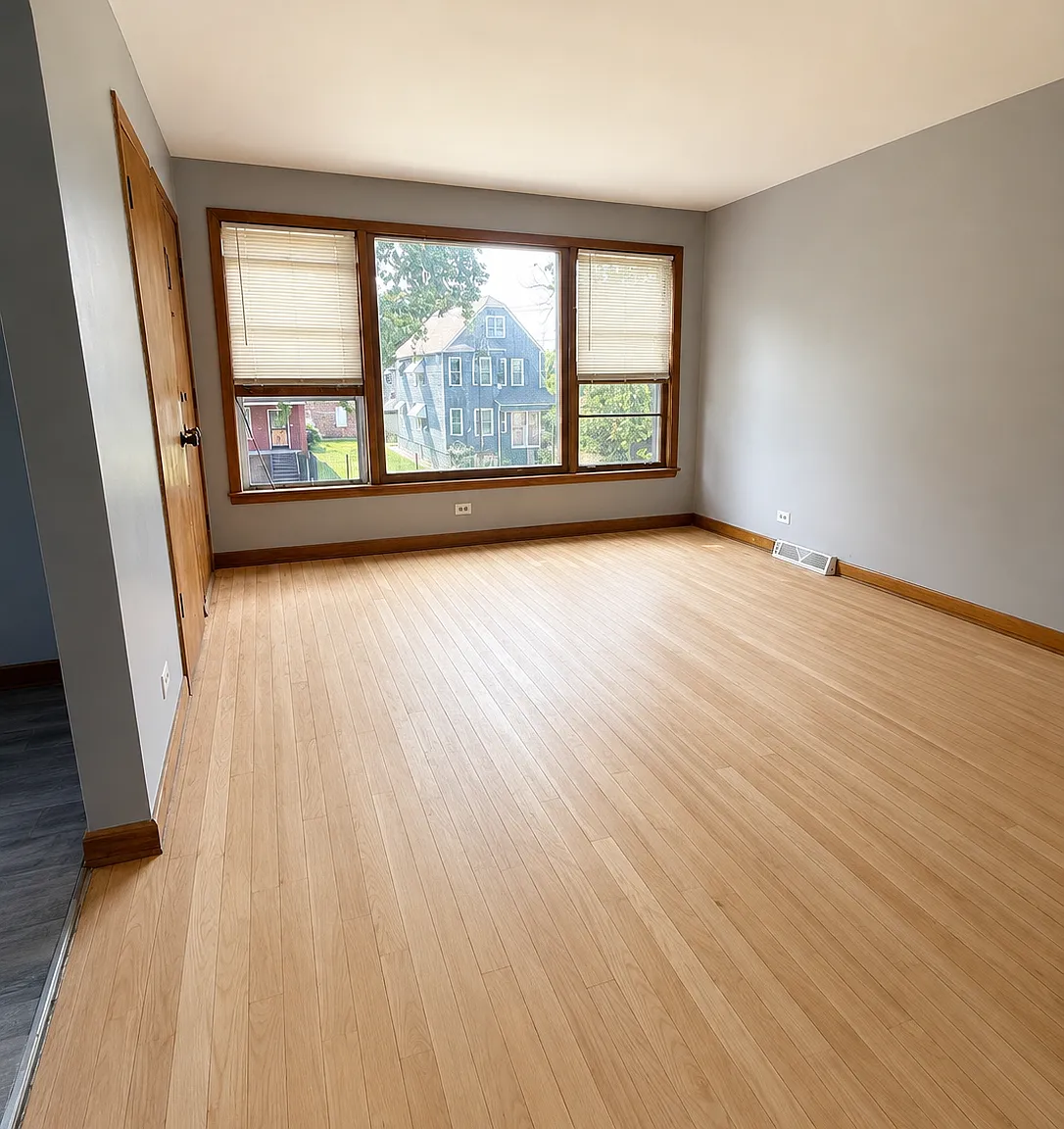 3 bed, 950 sqft, $1,800 — Photo 1
