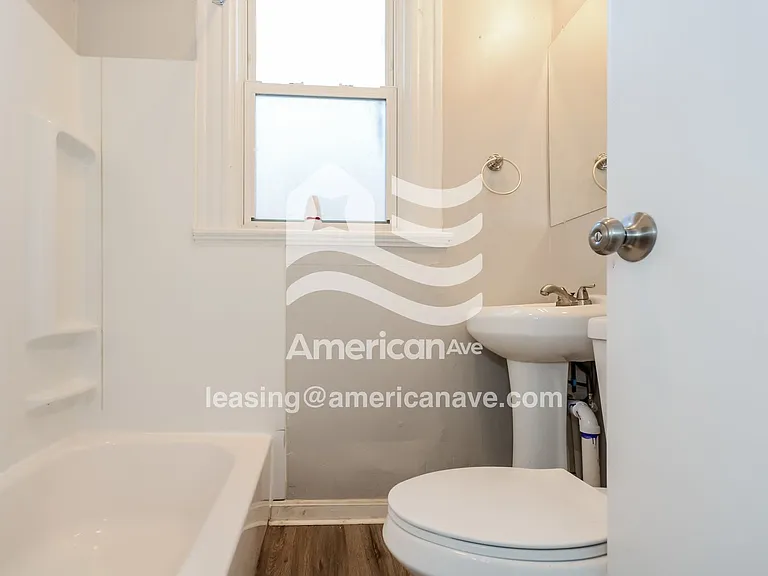 1237214_013_main_bathroom_13633444.jpg