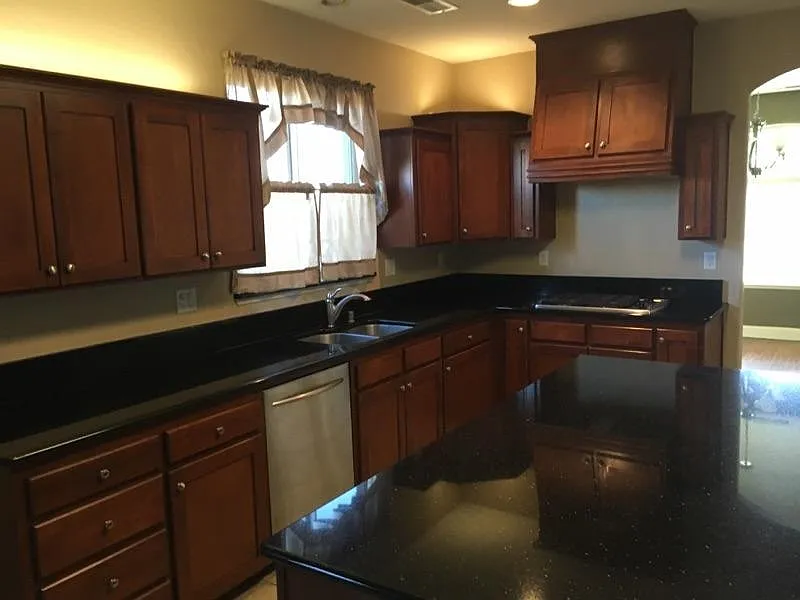 5 bed, 3190 sqft, $2,800 — Photo 2
