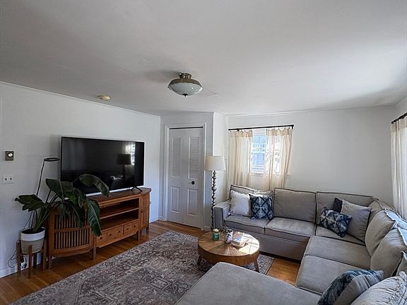 4th image of 70 Warren Ave