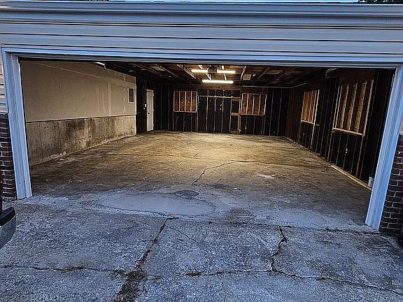 Oversized 2 car garage