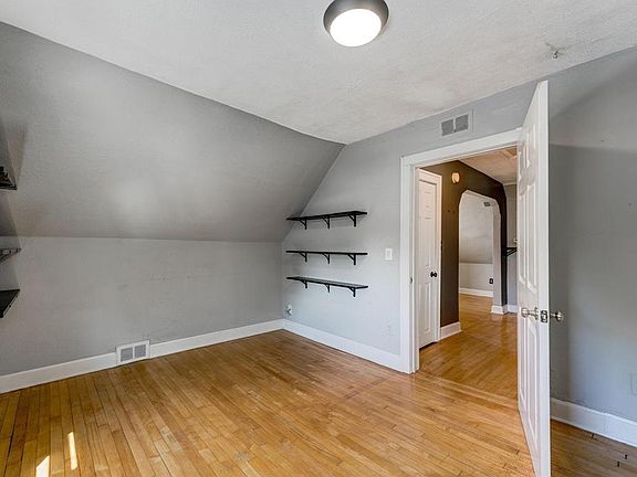 4th image of 929 Magnolia Ave E #2