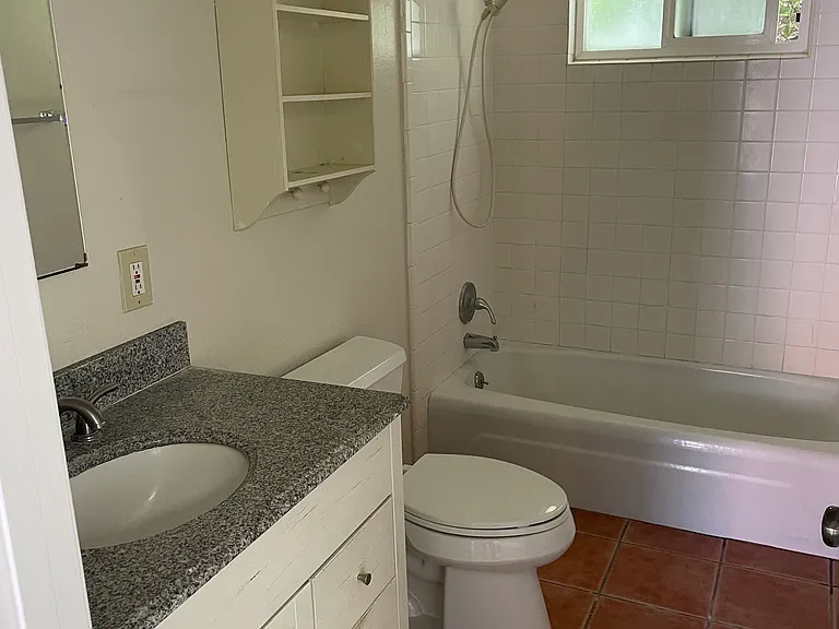 936 Kennedy Dr #B — Photo 4