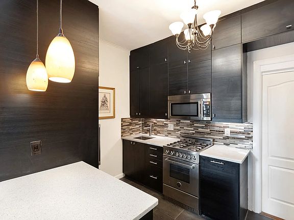 3rd image of 404 W 48th St APT 3C
