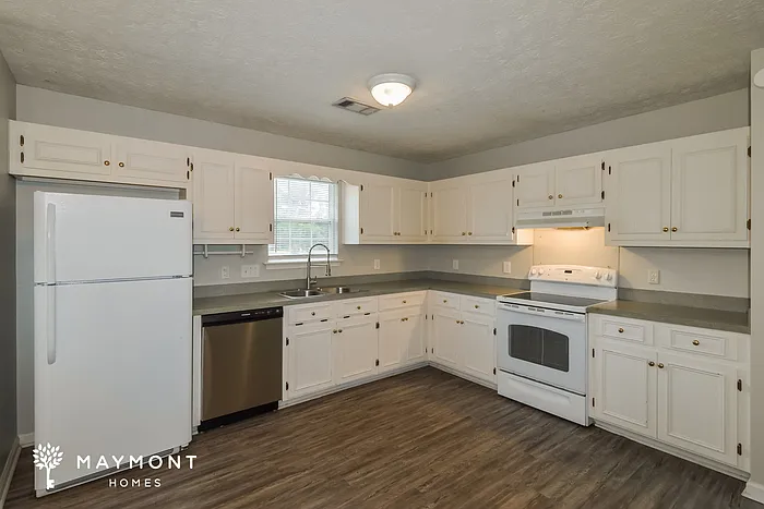 975 Eastern Oaks Dr — Photo 5