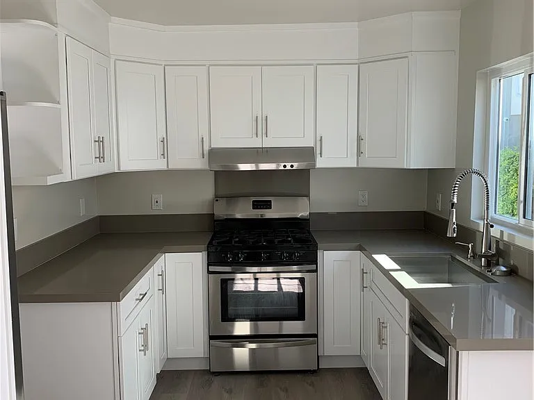 2310 Pelham Ave — Photo 2