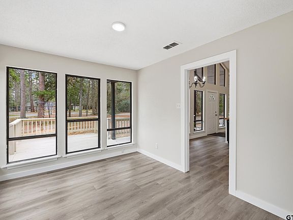 4th image of 121 Candlelight Cv