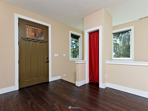 Nice big entry door, with the stairs leading down to the fully-finished apartment below. Behind the red drape is the wiring command center for all your electronics/security/in-house stereo, etc. 