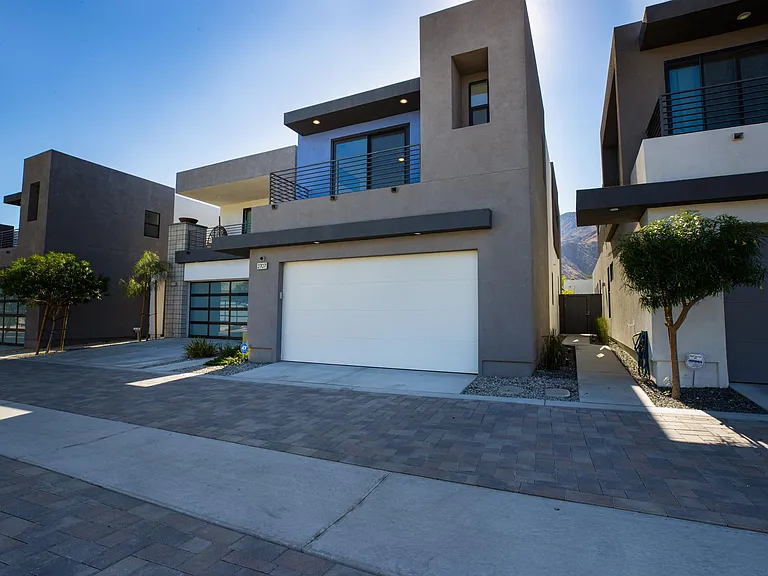 2707 Majestic Way — Photo 3