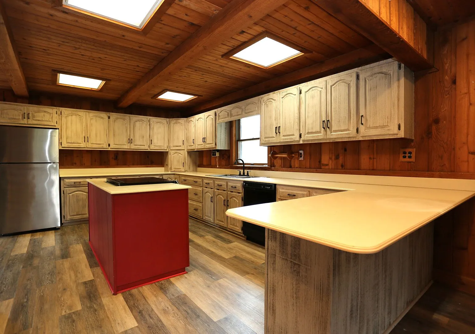 Cozy 3 Bedroom Cabin with Covered Carport — Photo 3