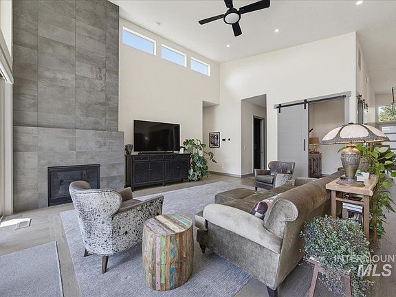 3rd image of 514 W Carnelian Ln