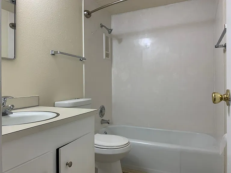 Large Quiet Two Bedroom — Photo 14