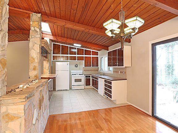 3rd image of 3536 Eaglerock Dr