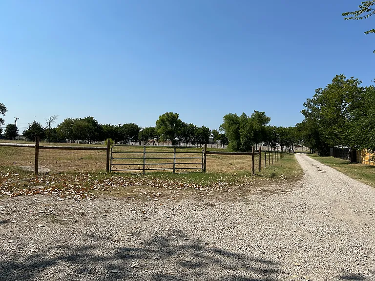 2661 FM 35 — Photo 27
