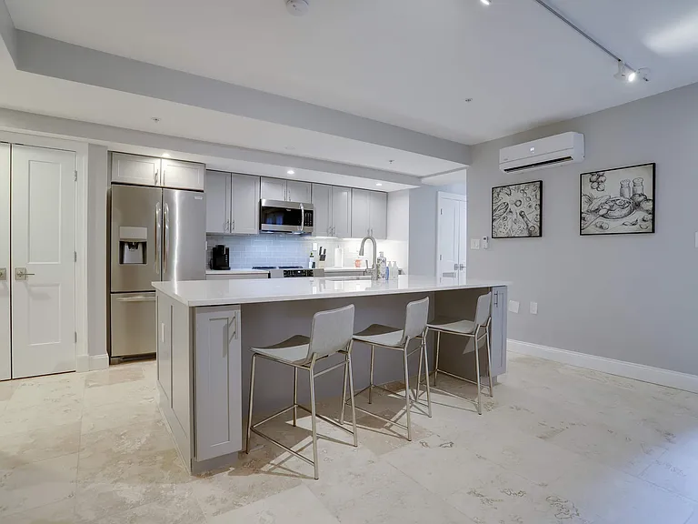 327 E Capitol St SE #B — Photo 6