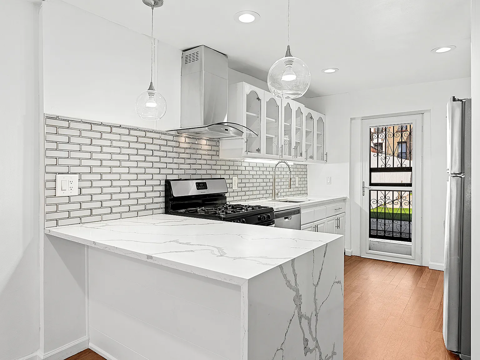 653 De Graw Street — Photo 1