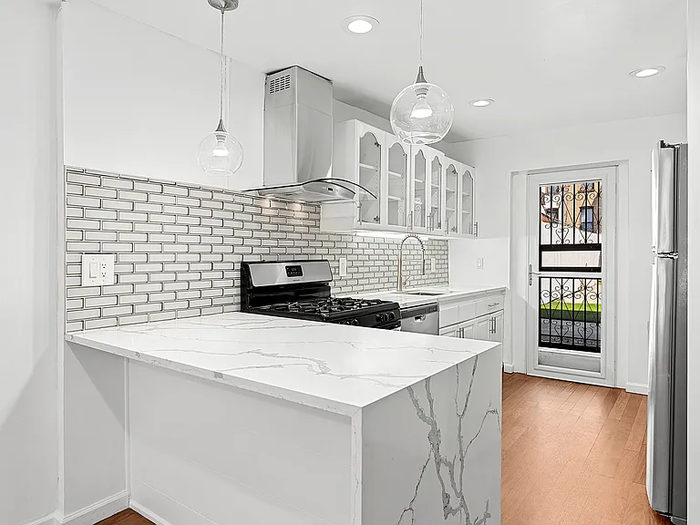 653 De Graw St #1 — Photo 1