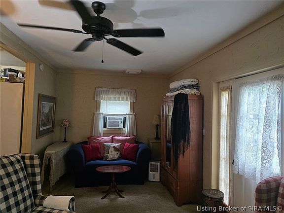 3rd image of 1041 W MAIN Street