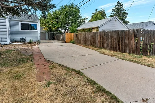 Beautifully Updated Three Bedroom House in Aurora at Burns Aurora 4th Flg — Photo 2