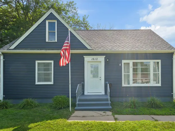 1610 Oakland Rd NE, Cedar Rapids, IA 52402