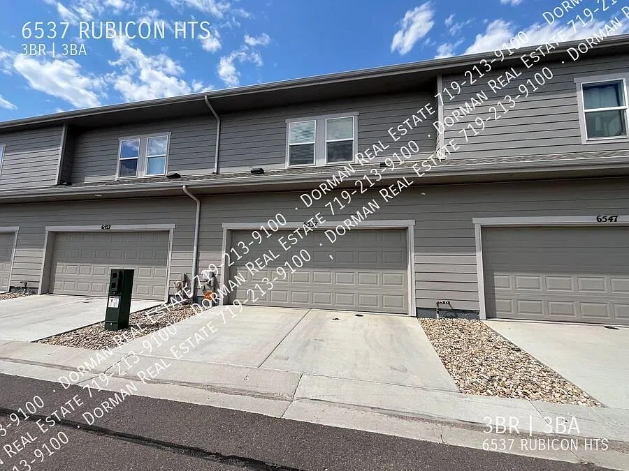 Townhome in Lorson Ranch, Two car garage, unfinished basement — Photo 2