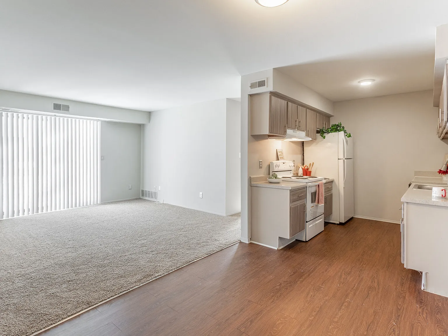 Farmington View Apartments - Farmington Hills, MI — Photo 2