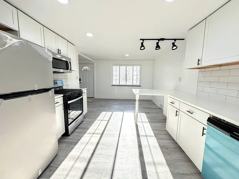 1607 Girard Ave — Photo 14