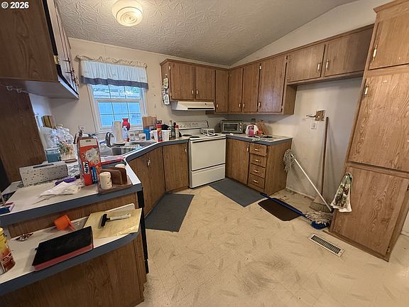 5th image of 2710 SE Courtney Ave Unit 27