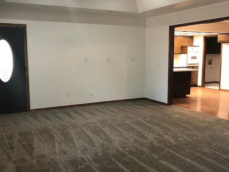 9909 S Hillcrest Dr — Photo 4