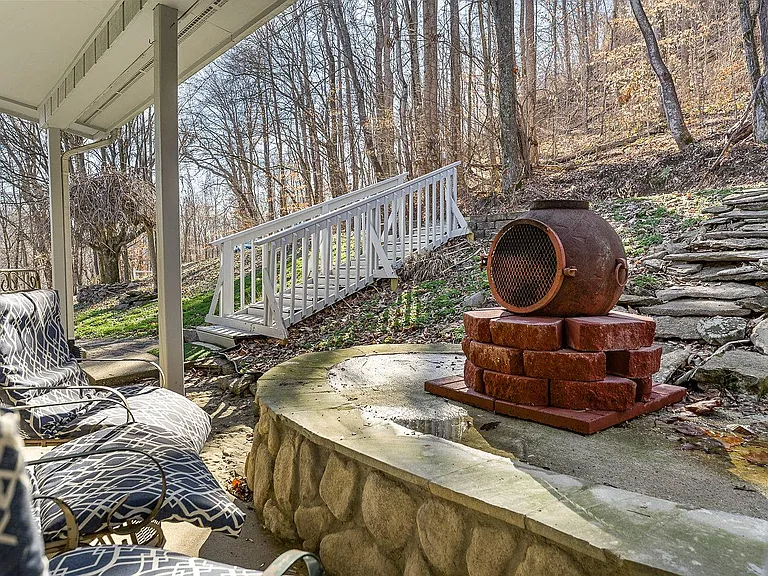 1038 Lakeside Dr — Photo 16