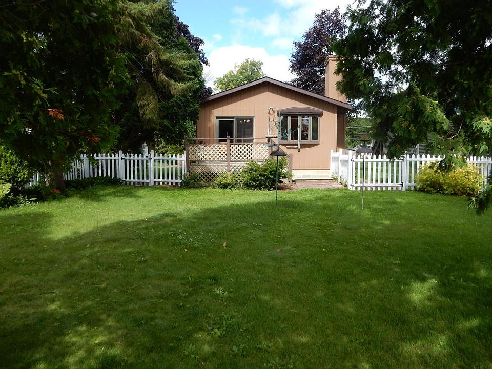 1st image of 422 Fox Isle Park Dr