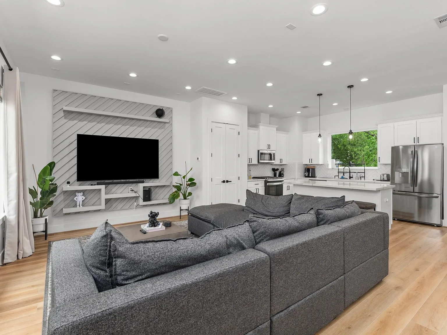3 bed, 3.5 bath, 1906 sqft, $2,899 — Photo 4