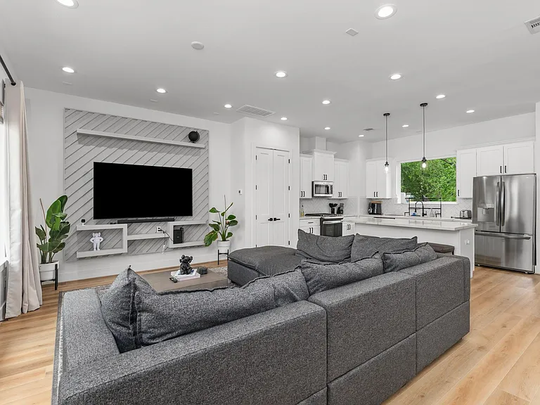 3030 Live Oak St — Photo 4