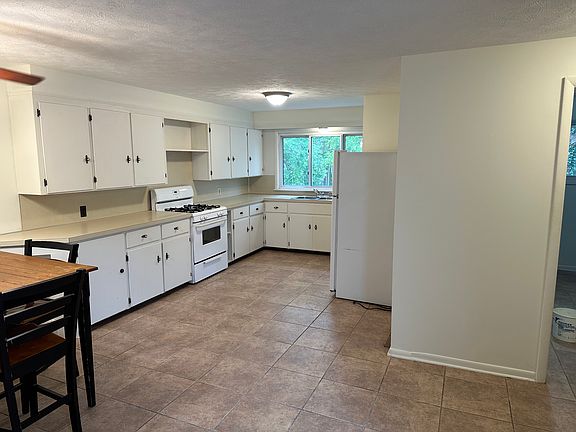3rd image of 850 Houseman Ave NE #1