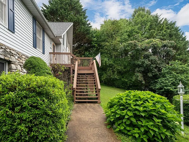 15 Tiffany Ln — Photo 3