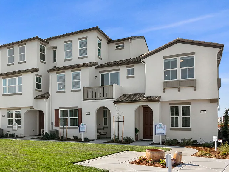 Spacious Townhomes in Provence at Natomas — Photo 47