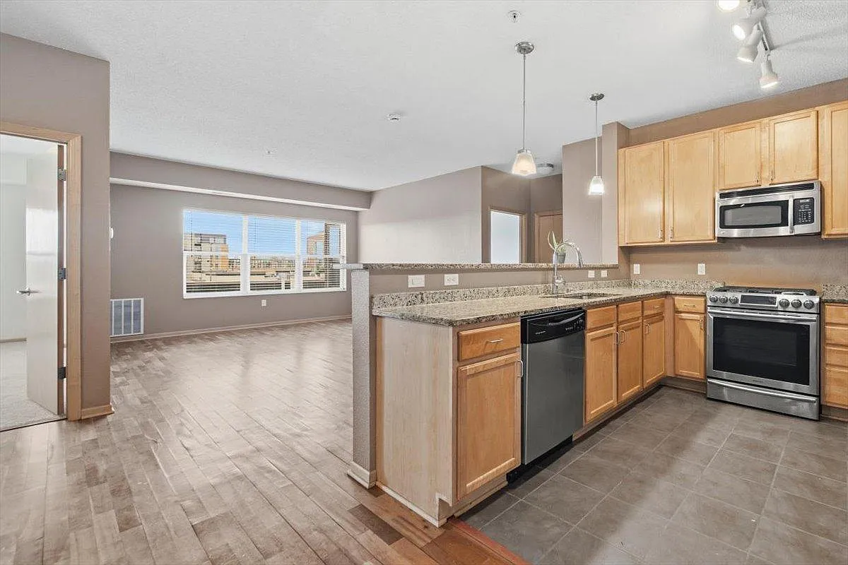 2 bed, 1.0 bath, 1156 sqft, $1,795 — Photo 3